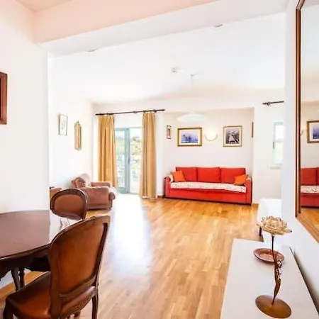 Sky Vista - Beautiful Marina Views Apartment *